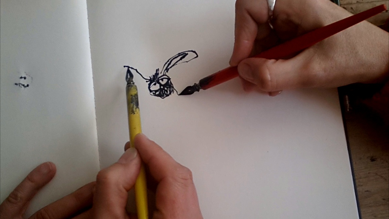 Mark en Marie-Louise schetsen samen een eendagsvliegje in inkt 