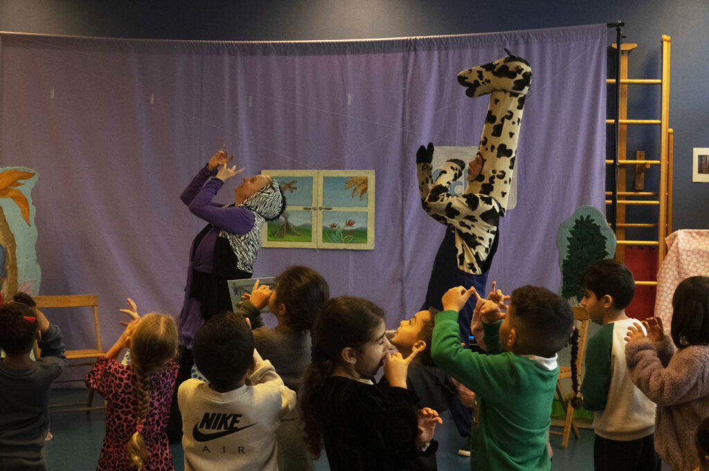 Zebra en Giraf dansen en swingen samen met kinderen en doen alsof ze saxofoon spelen